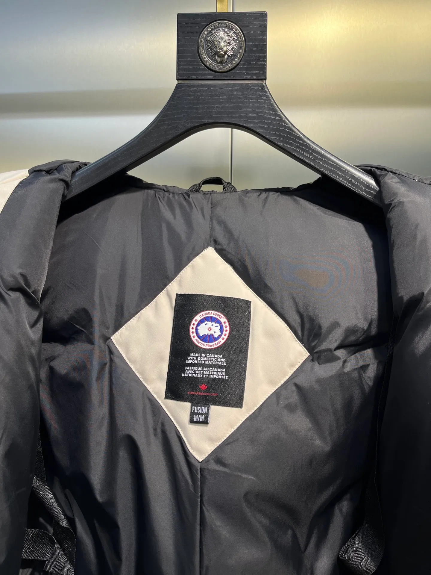 P860 Canada goose/Canada Goose 05 model 2580LA CANADA GOOSE/Canada Goose Rossclair parka women's down jacket, authentic original clothing molding, all accessories are custom-made from the original factory. This model is very unique. The zipper at the back can be opened to change into a dovetail style, with diagonal pockets and a layer of hidden pockets underneath. The official website has become a popular model. The softness and hardness of the fabric are compared with the genuine ones. It can be restored by kneading at will (fabric misunderstanding: fabrics with high hardness are not waterproof. Only those who buy the latest genuine version this year will notice the softness and comfort of the fabrics). The down is synchronized with the genuine white duck down. It is fluffy and not lumpy. The electronically controlled down charging machine is used to fill the zippers with customized genuine YKK zippers. High hardness and no lag. The fur collar is purchased from the same manufacturer as Wolf Hair. (Cooperative factory 2019 Canadian wolf skin auction and Big Goose official auction of wolf skin fur collars on the same site) All workmanship and wiring are controlled by workers with more than ten years of service. They must be horizontal and vertical, and are not crooked. The density of the inner wiring is more exquisite. Compare at will. Big goose label, collar label, washed label, hang tag, zipper rope, pocket label, back label, collar velvet, Velcro fasteners, all details of the cuffs are updated simultaneously with the original product, the best version, and the most complete color matching. The fighter in World 05 battles various world goods. Size: XS-XL